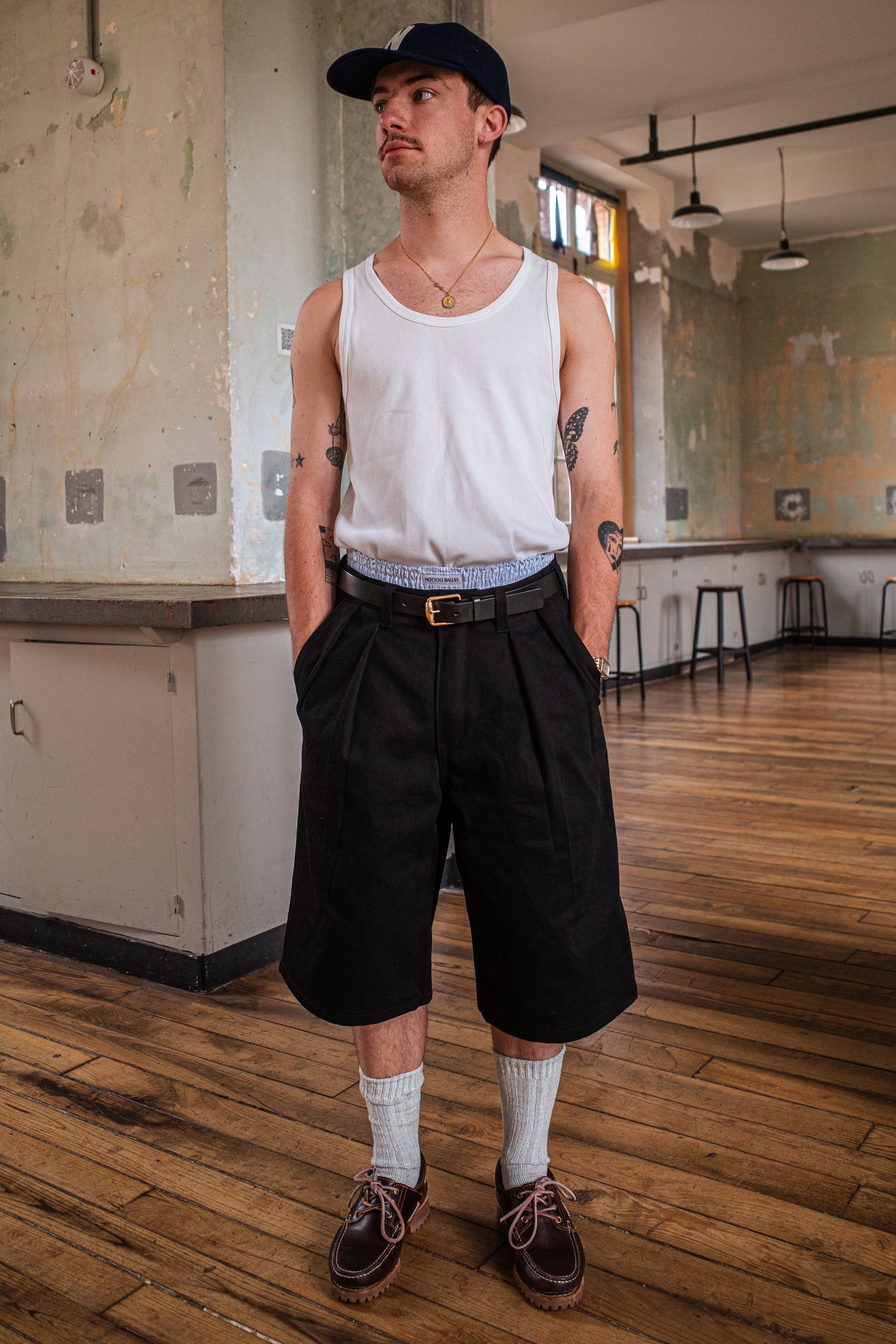 NTB x TEMA LA PAIRE Pleatted Short - BLACK DENIM