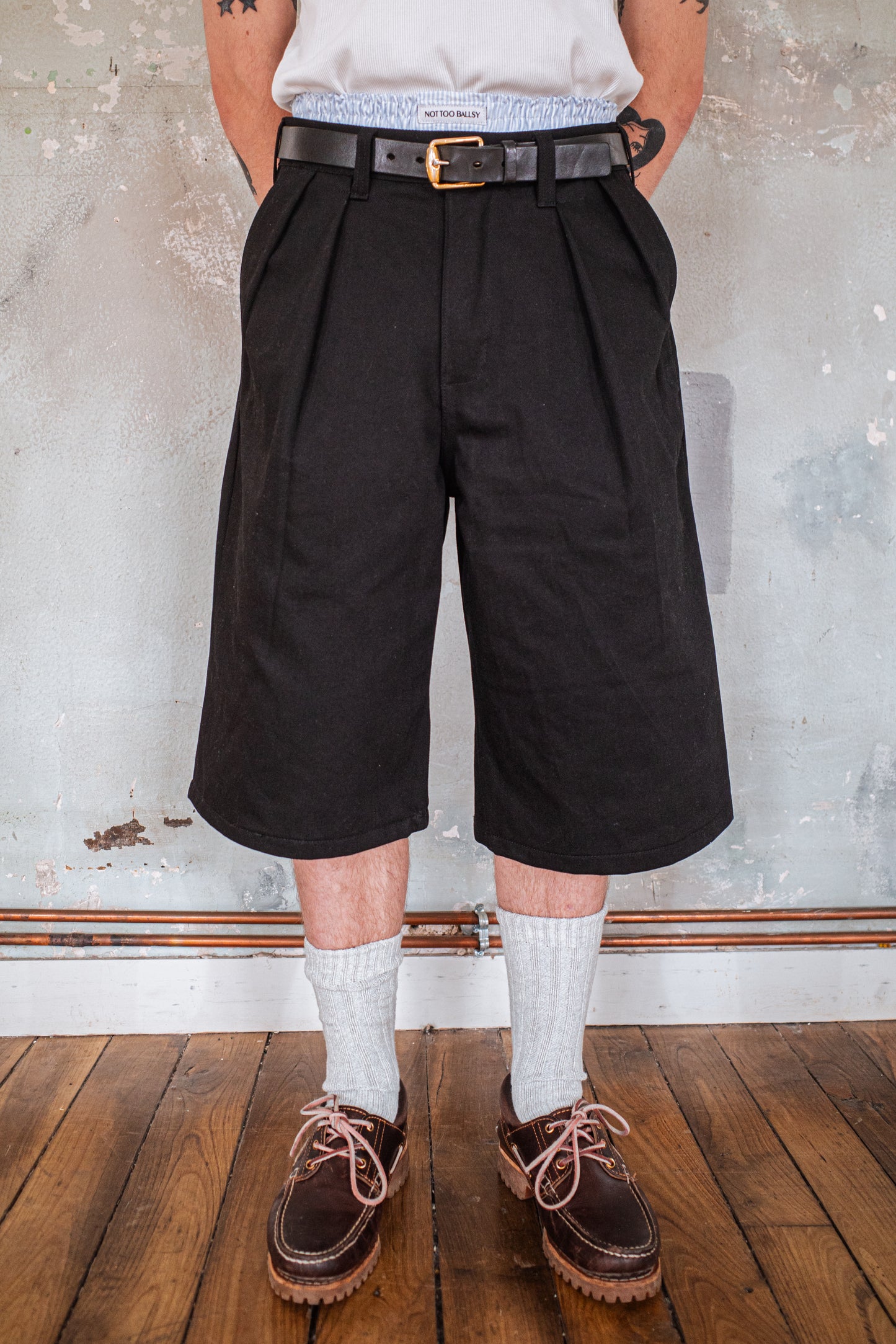 NTB x TEMA LA PAIRE Pleatted Short - BLACK DENIM
