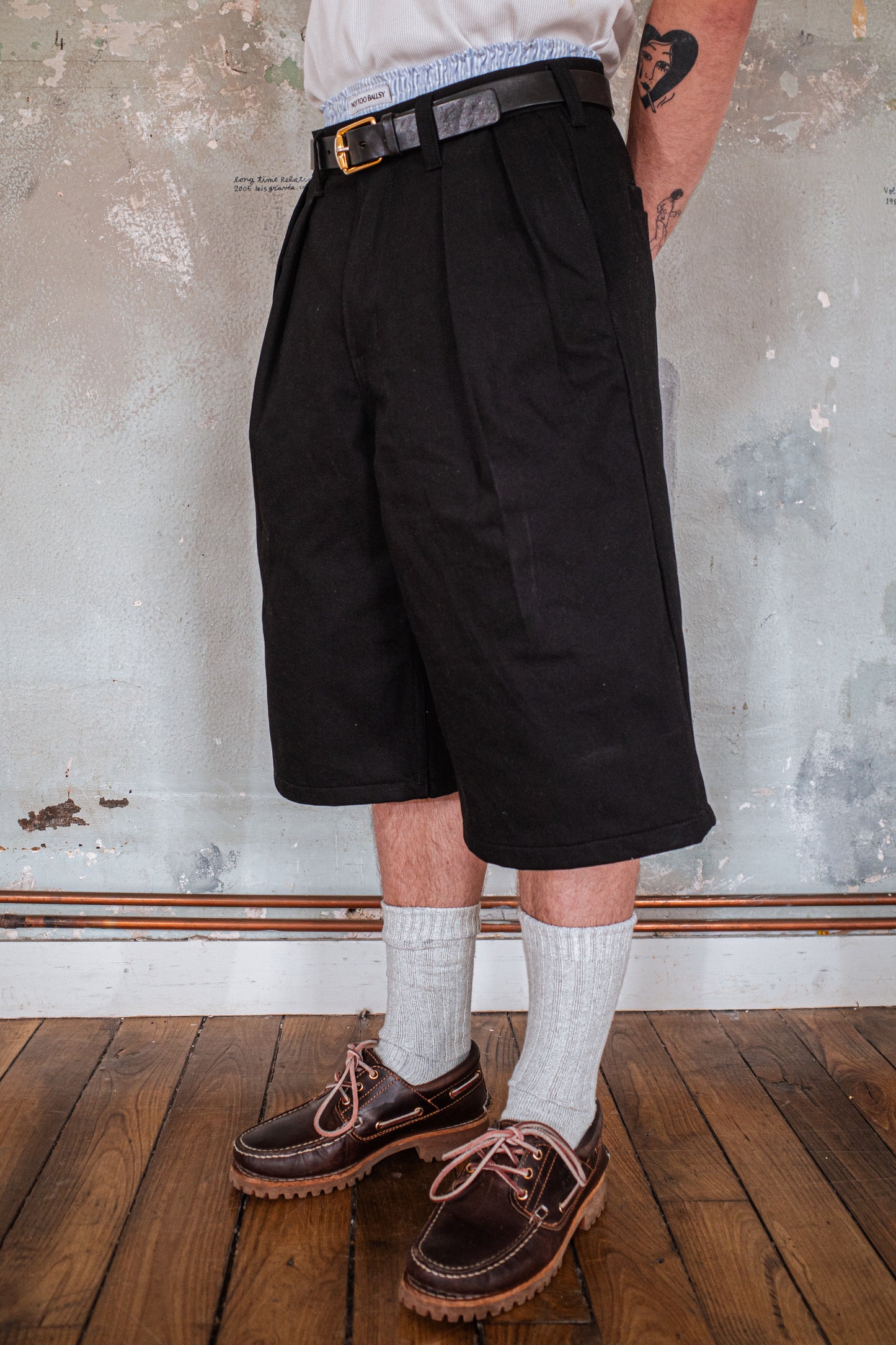 NTB x TEMA LA PAIRE Pleatted Short - BLACK DENIM